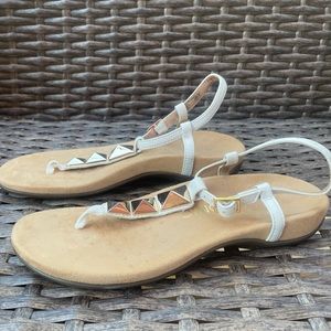 Vionic Leather T-Strap Sandals White w/ Gold accents Size 7☀️